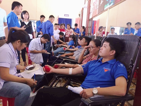 Cán bộ, đoàn viên, thanh niên huyện Hương Sơn tham gia hiến máu tình nguyện.